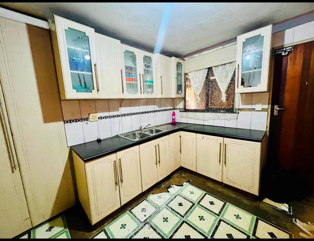 3 BEDROOM HOUSE FOR SALE IN CASTLE HILL